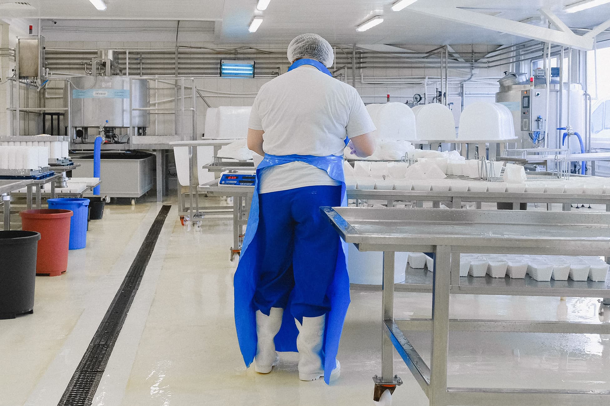 White waterproof boots for food processing washdown work